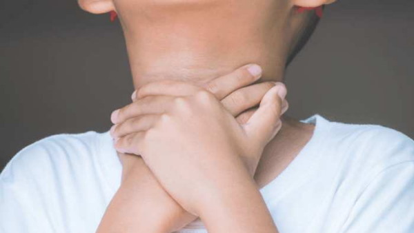 सीढ़ियां चढ़ते वक्त गले में अटकी चॉकलेट