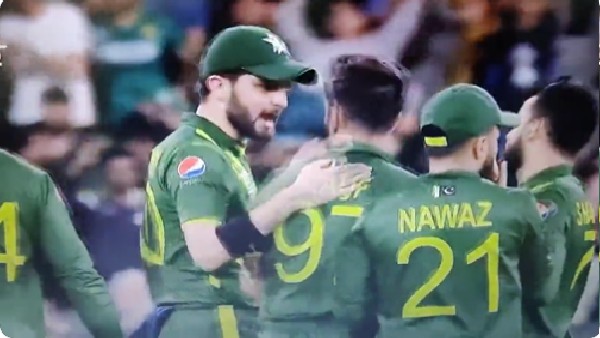  अगली गेंद पर साल्ट आउट हुए