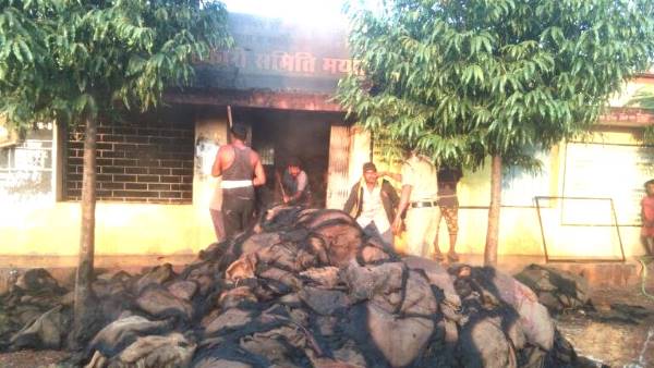 हजारों बारदाने, चना व गेंहू के बीज जलकर खाक