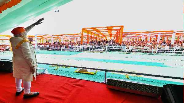 'पांच करोड़ गुजरातियों के हितरक्षक'