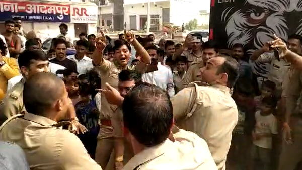 अक्सर होते रहे हैं पुलिस के वीडियो वायरल