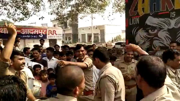 डीजे पर जमकर नाचे पुलिसकर्मी 