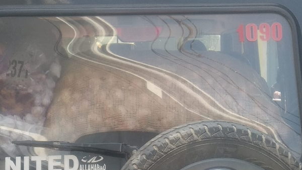 पुलिस की गाडी 1090 में लहसुन और प्याज