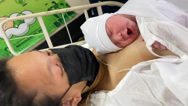 विनिस मबनसाग के जन्म लेते ही दुनिया की आबादी 8 अरब हुई