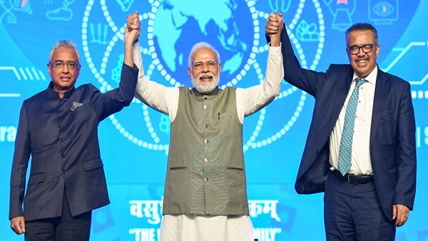 डब्ल्यूएचओ प्रमुख ने पीएम मोदी के साथ फोटो ट्वीट किया