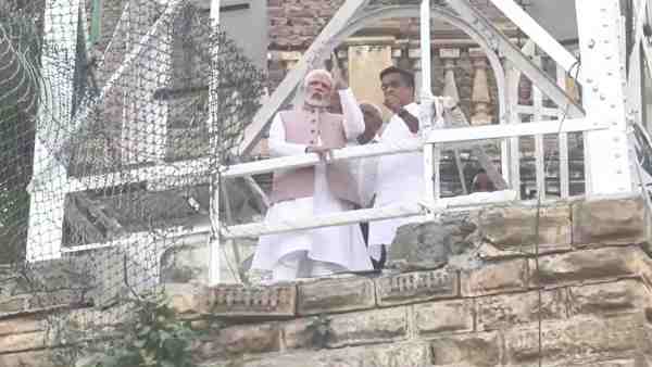 ओरेवा कंपनी का बोर्ड ढका गया