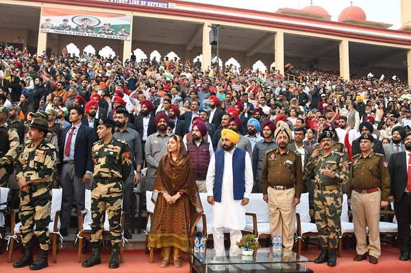 Punjab CM Bhagwant Mann and his wife attend the retreat ceremony at Pakistan-Indias Wagah border, PHOTOS Punjab CM Bhagwant Mann and his wife attend the retreat ceremony at Pakistan-Indias Wagah border, PHOTOS