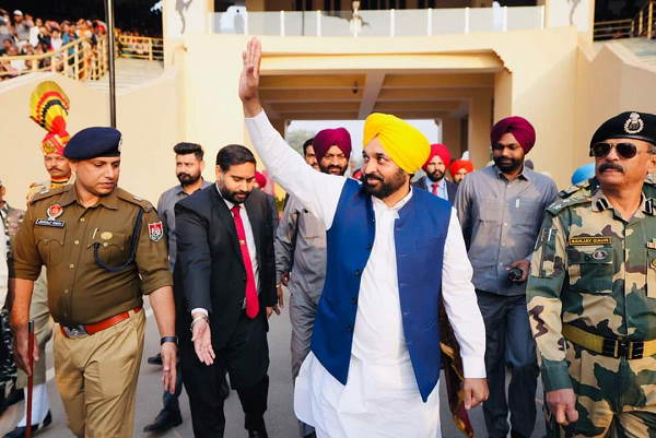 Punjab CM Bhagwant Mann and his wife attend the retreat ceremony at Pakistan-Indias Wagah border, PHOTOS Punjab CM Bhagwant Mann and his wife attend the retreat ceremony at Pakistan-Indias Wagah border, PHOTOS