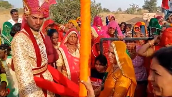 देवाराम जाखड़ के घर पर पुष्पा की धूमधाम से शादी करवाई गई देवाराम जाखड़ के घर पर पुष्पा की धूमधाम से शादी करवाई गई