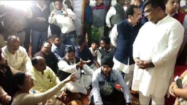 मनेंद्रगढ़ जिले में मचा बवाल, जमीन पर बैठी पालिका अध्यक्ष
