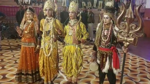 मन्दिर प्रांगण में हुआ रामलीला का मंचन मन्दिर प्रांगण में हुआ रामलीला का मंचन