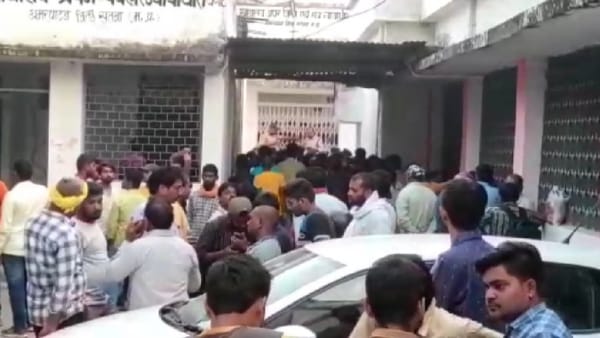 आरोपियों के परिजनों को कोर्ट परिसर में घुसने नहीं दिया