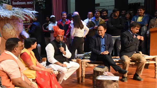 बुंदेली संवाद से छात्रों से सीधा जुड़ाव किया, हॉस्टल लाइफ के किस्से सुनाए