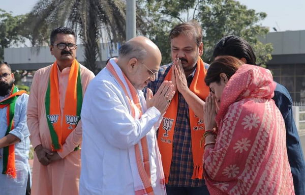 गुजरात में जडेजा की पत्‍नी शाह से मिलीं