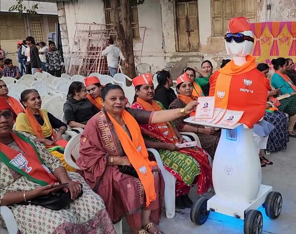 गुजरात: चुनाव प्रचार करा रहे रोबोट!