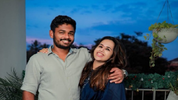 संजू ने क्लासमेट चारुलता से प्रेम विवाह किया है