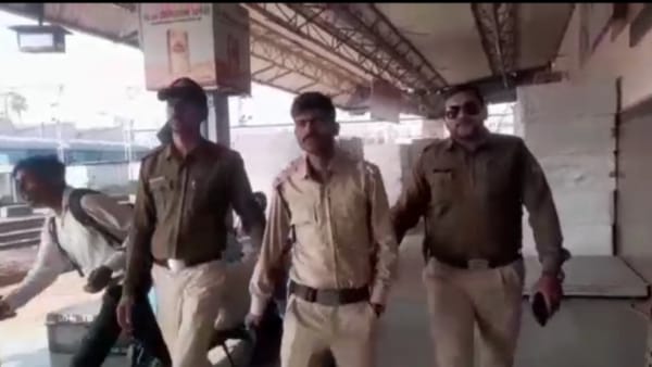 रेलवे में नौकरी के लिए जॉइनिंग लेटर दिया रेलवे में नौकरी के लिए जॉइनिंग लेटर दिया