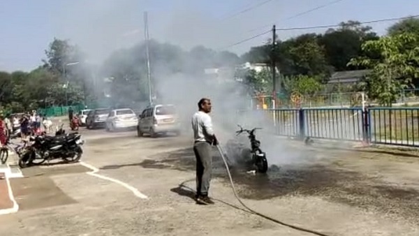 बीच सड़क पर ई-बाइक में लगी आग, धू-धू कर खाक को गई