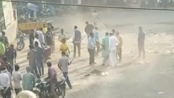 इससे पहले नगर पालिका के कर्मचारियों ने फैलाया कचरा