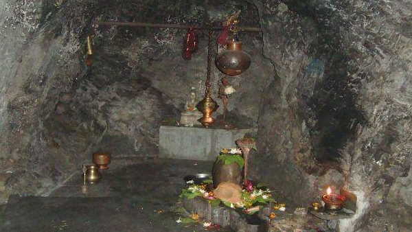 गुफा के पास ही हिन्दुओं द्वारा पवित्र माना जाने वाला एक शिवलिंग 