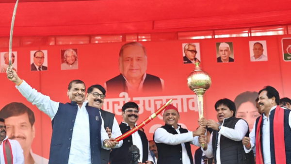 मुलायम का गढ़ बचाने में जुटे हैं अखिलेश 