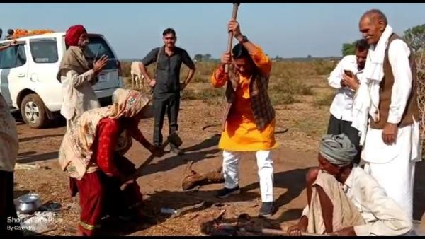 पोहरी विधानसभा में भ्रमण के लिए जा रहे थे मंत्री महोदय पोहरी विधानसभा में भ्रमण के लिए जा रहे थे मंत्री महोदय