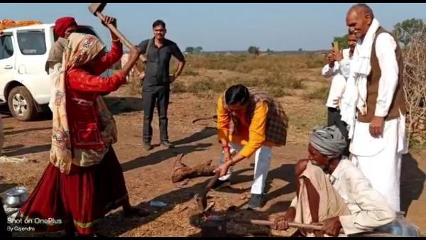 हाथों में हथोड़ा थामकर पीटने लगे लोहा हाथों में हथोड़ा थामकर पीटने लगे लोहा