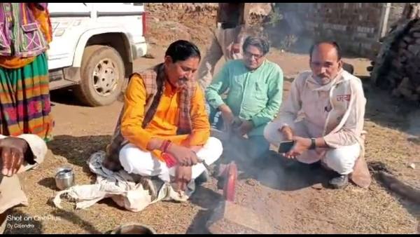 लोहपीटा परिवार के बीच पहुंचे मंत्री सुरेश राठखेड़ा लोहपीटा परिवार के बीच पहुंचे मंत्री सुरेश राठखेड़ा