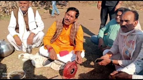 लोहपीटा परिवार को मंत्री ने दिए ₹5000 लोहपीटा परिवार को मंत्री ने दिए ₹5000