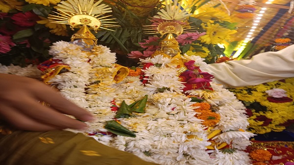 जानकी जू मन्दिर में बारात का फूलों की वर्षा से स्वागत जानकी जू मन्दिर में बारात का फूलों की वर्षा से स्वागत