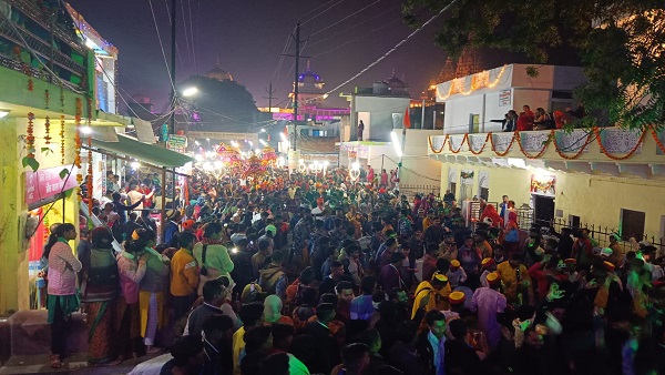 ओरछा पहुंचे लाखों श्रृद्धालु, गली-गली को भव्य तरीके से सजाया गया ओरछा पहुंचे लाखों श्रृद्धालु, गली-गली को भव्य तरीके से सजाया गया