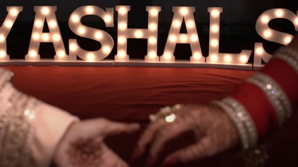 कपल को सता रहा समाज का ये डर