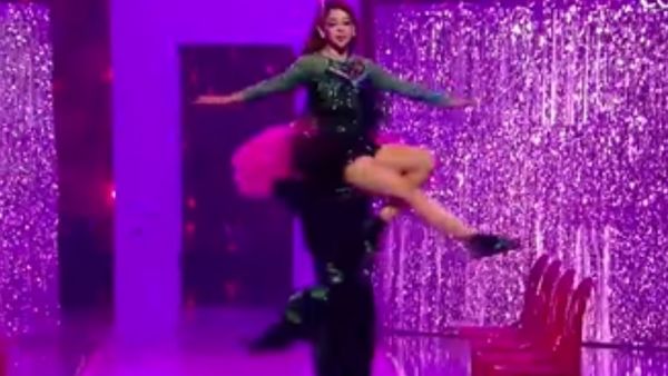 सात समंदर पर परफॉर्म कर रही थीं नीति