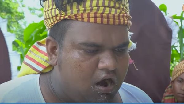 ठूंस-ठूंसकर खा रहा है खाना