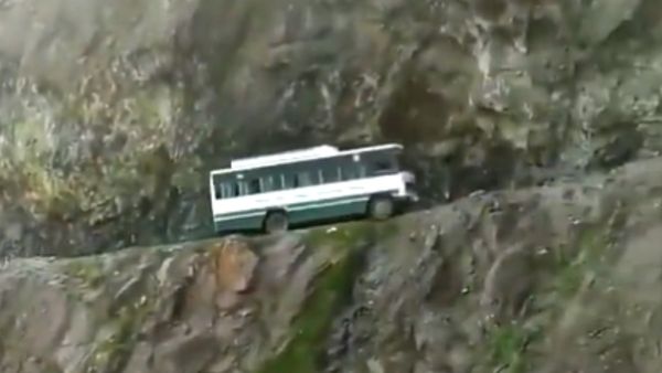 खतरनाक रास्ते पर चल पड़ी बस
