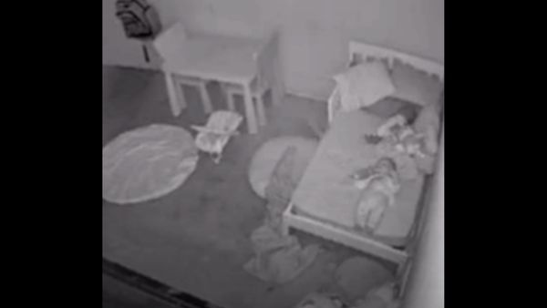 कमरे में लगाया मोशन एक्टिवेटेड कैमरा