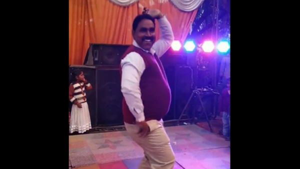 अंकल को नहीं भीड़ की परवाह अंकल को नहीं भीड़ की परवाह