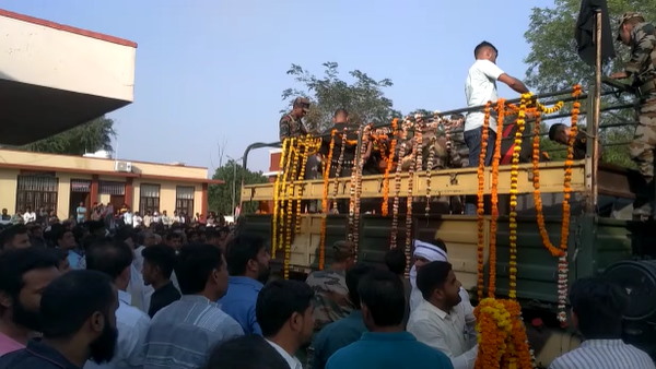  मुनाफ खान को अंतिम विदाई देने उमड़े लोग