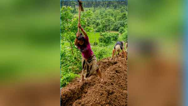 ग्रामीणों ने तराशी पहाड़ी ग्रामीणों ने तराशी पहाड़ी