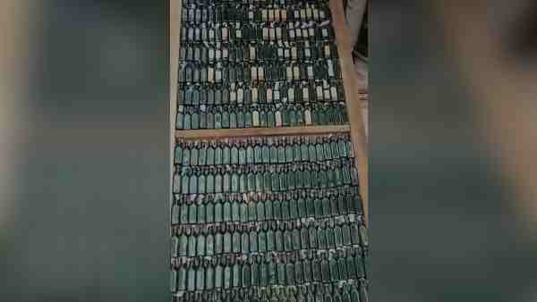 2,112 बोतलें लकड़ी के दरवाजों में