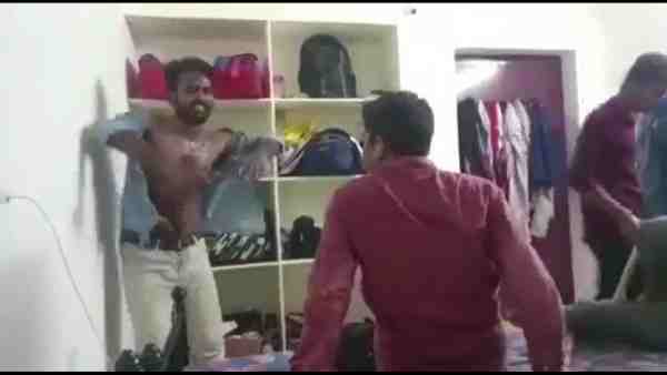 अकेले छात्र को लगातार मारते रहे हैवान