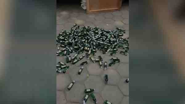 खोखले दरवाजे में मयखाना !