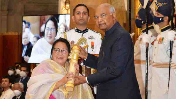 मोइरंगथेम के हाथों से बने जूते मोइरंगथेम के हाथों से बने जूते