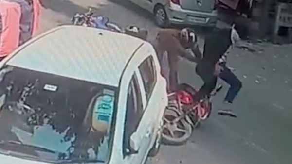 दिल्ली पुलिस कॉन्सटेबल को छकाने का प्रयास