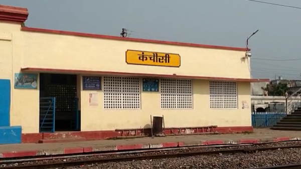 आधी कानपुर तो आधी औरैया में कड़ी होती है ट्रेन