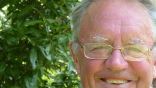 2018 से बिना कपड़ों के घूम रहे 