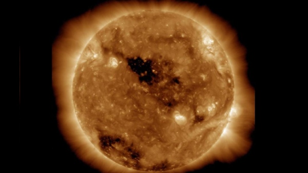 सूर्य पर घाटी नुमा छेद