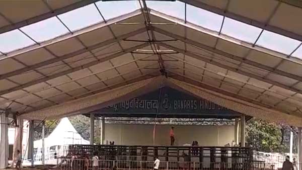 मंच को दिया जा रहा अंतिम रूप