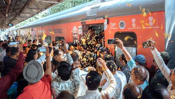 12 में से 9 आदिनम पहुंचे वाराणसी