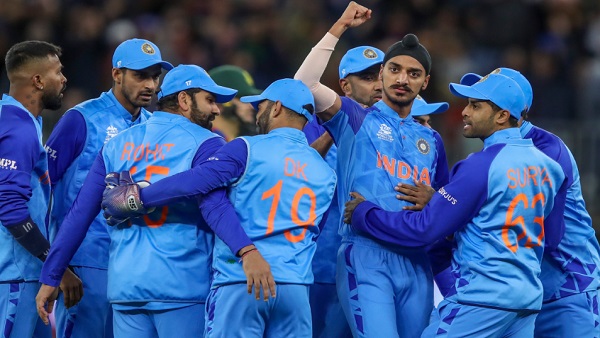 गेंदबाजों के आराम के लिए छोड़ा बिजनेस क्लास गेंदबाजों के आराम के लिए छोड़ा बिजनेस क्लास
